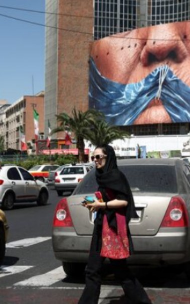 لوحة مناهضة لترامب في إيران