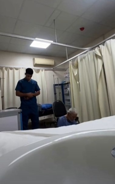 مساعدة ممرض لمسن بالرعاية على آداء الصلاة