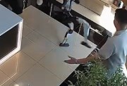الروبوت وهو يهاجم الزبون
