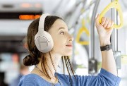 فتاة ترتدي سماعة رأس