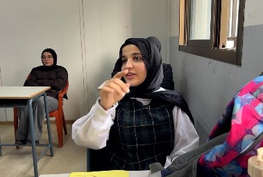 طلاب ثانوية يبدأون العام الدراسي بموقع بديل عن مدرستهم وسط توترات عسكرية في جنوب لبنان
