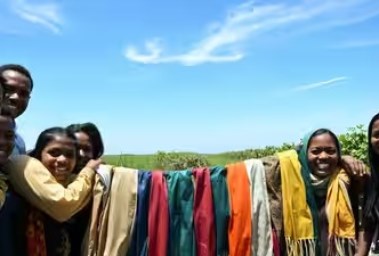 قرية صينية تحول أزياء فاخرة من نفايات البلاستيك