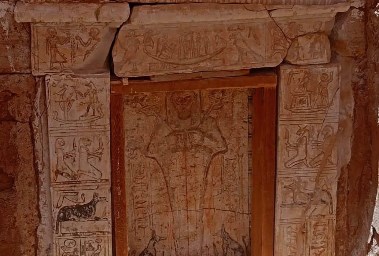 اكتشاف مقبرة هرمية ونصوص يونانية نادرة بالواحات الداخلة