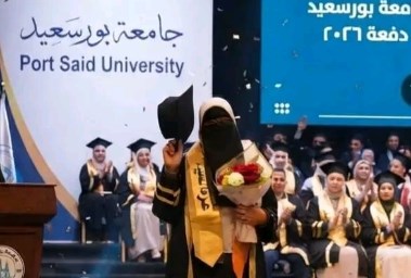 الخريجة عزة المدني 