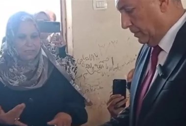 محافظ القليوبية ومديرة المدرسة