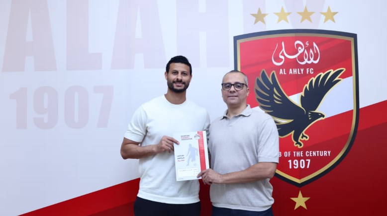 الأهلي يعلن تمديد عقد محمد الشناوي