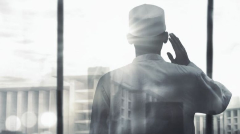 تعبيرية عن الاذان والابتهال
