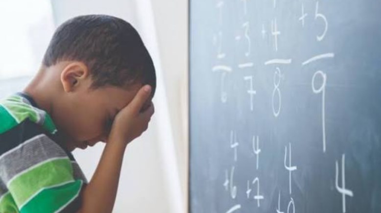 أطفال تبكي من صعوبة المناهج
