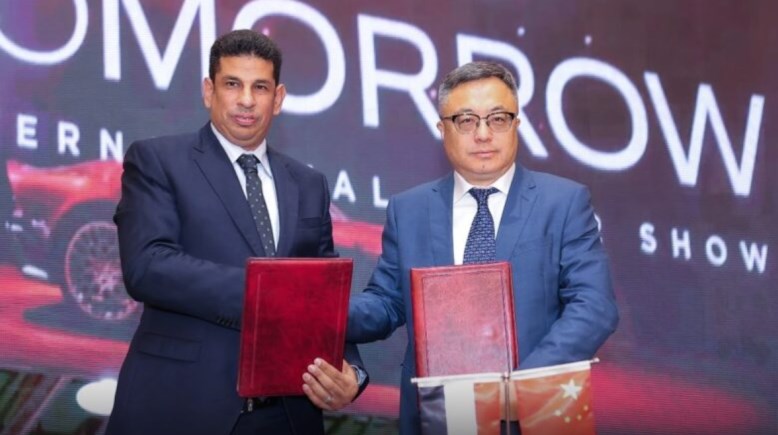 محمد فرج خلال توقيع تجديد وكالة سيارات كايي في مصر 