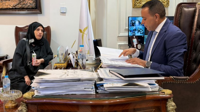 المحامي برفقة والدة طفل شبرا الخيمة
