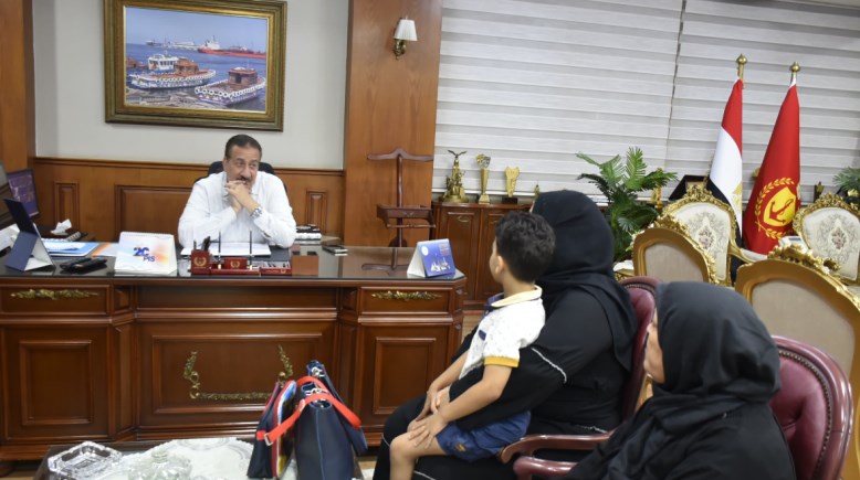 محافظ بورسعيد يساند أسرة شاب توفي في حادث بالحي الإماراتي