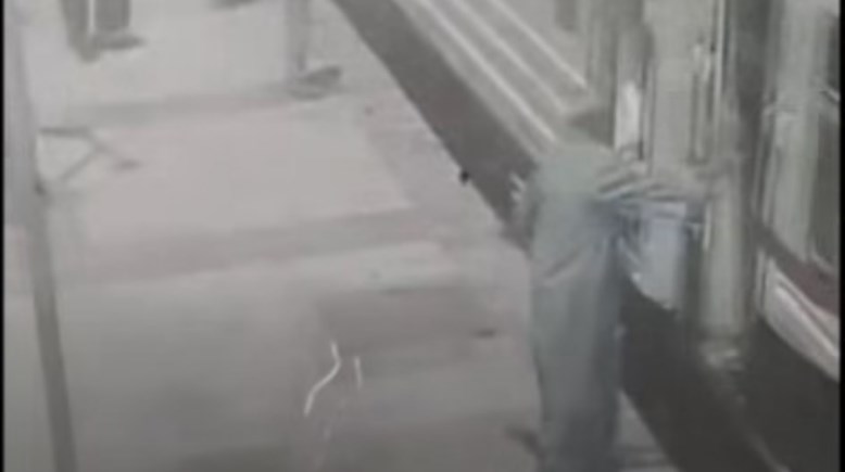 ناظر محطة قطار طهطا ينقذ راكبا من السقوط