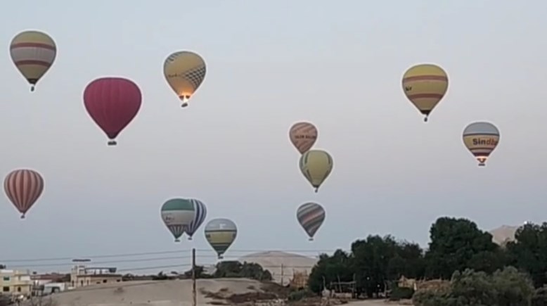 البالون الطائر يزين سماء الأقصر 