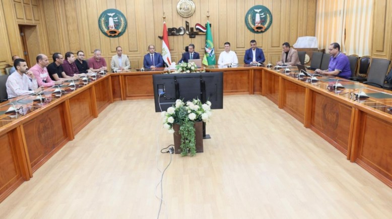 المحافظ اثناء الاجتماع 