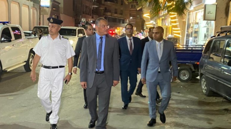 صورة اثناء الجولة لمدير أمن الفيوم 
