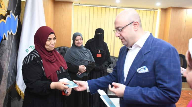 صورة اثناء تسليم أوراق العمرة 