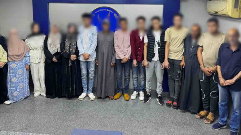 المتهمون بعد ضبطهم 