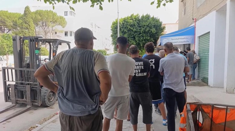 تونسيون يصطفون لساعات بحثاً عن مياه الشرب وسط تفاقم أزمتي المياه والكهرباء