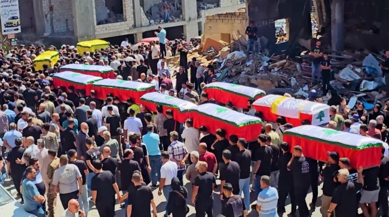 أهالي بلدة كفررمان جنوب لبنان يشيعون عائلة كاملة قُتل أفرادها في غارة إسرائيلية