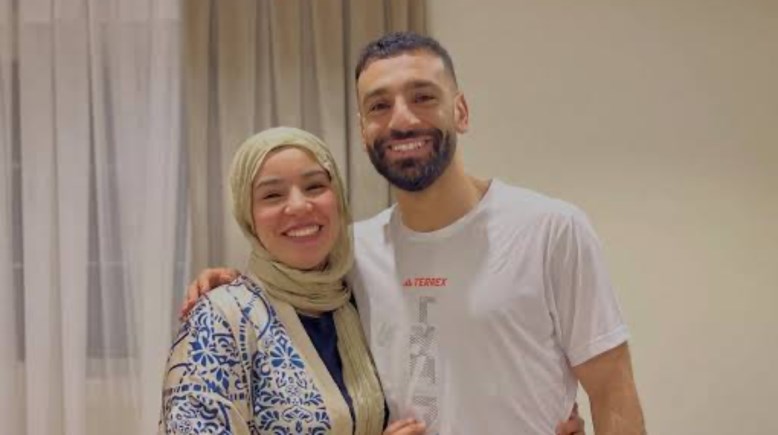 محمد صلاح وشقيته رباب 