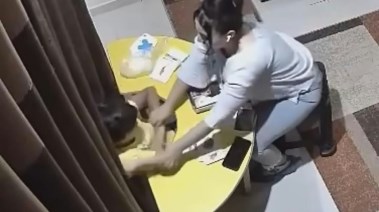 لحظة اعتداء مدرسة على طفل توحد