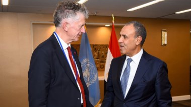 وزير الخارجية مع مستشار الأمن القومي البريطاني