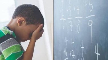 أطفال تبكي من صعوبة المناهج