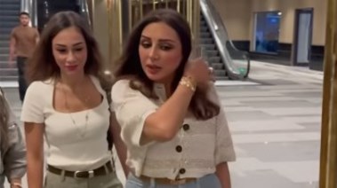 الفنانة أنغام ومديرة أعمالها