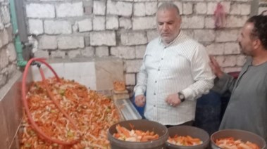 ضبط 14 طن مخللات فاسدة مليئة بالحشرات داخل مصنع غير مرخص بقرية تلة