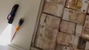 أموال مخبأة في الشقة