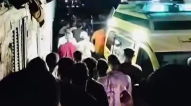 لحظة نقل المصابين في حريق كفر العلو