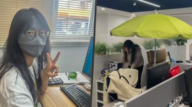 مظلة وقناع وجه في مكتب عمل بالصين