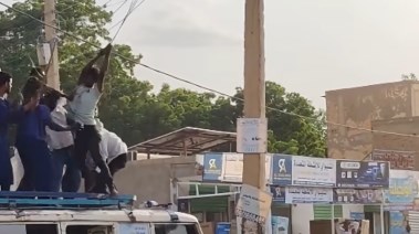 الشاب أثناء ضربه من قِبل الأهالي