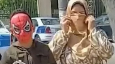 الطفل المجني عليه ووالدته