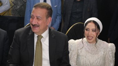 محافظ بورسعيد يشارك عروسًا يتيمة لحظة عقد قرانها