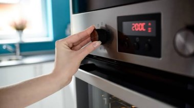 أم تضع رضيعتها في الفرن-تعبيرية