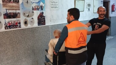 التضامن تتدخل لإنقاذ مسن يفترش الرصيف أمام محطة مترو كلية الزراعة