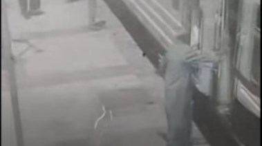 ناظر محطة قطار طهطا ينقذ راكبا من السقوط