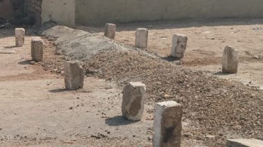 مطبات بالطوب والأسمنت على الطريق الزراعي أسوان - القاهرة
