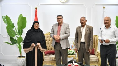 محافظ قنا يستقبل السيدات الفائزات برحلة عمرة مجانية 