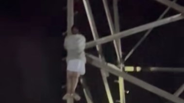 شاب يحاول إنهاء حياته من اعلى برج اتصالات 