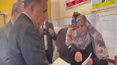محافظ القليوبية ومديرة المدرسة 