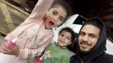 صورة الضحية مع أطفاله 