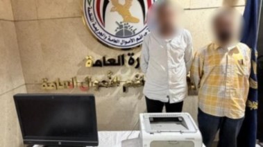 المتهمان بعد ضبطهما 