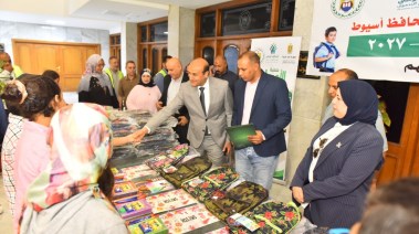 لقطة أثناء تسلم الشنط والمستلزمات المدرسية 