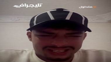 شاب ينهار بعد وفاة والده في روسيا