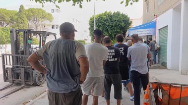 تونسيون يصطفون لساعات بحثاً عن مياه الشرب وسط تفاقم أزمتي المياه والكهرباء