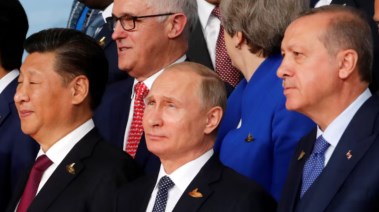 الرئيس التركي رجب طيب أردوغان إلى جانب الرئيسين الصيني شي جينبينج والروسي فلاديمير بوتين