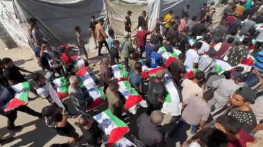 تشييع جثامين 100 شخص من عائلات مختلفة في غزة بعد انتشالهم من تحت أنقاض منازلهم