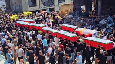 أهالي بلدة كفررمان جنوب لبنان يشيعون عائلة كاملة قُتل أفرادها في غارة إسرائيلية